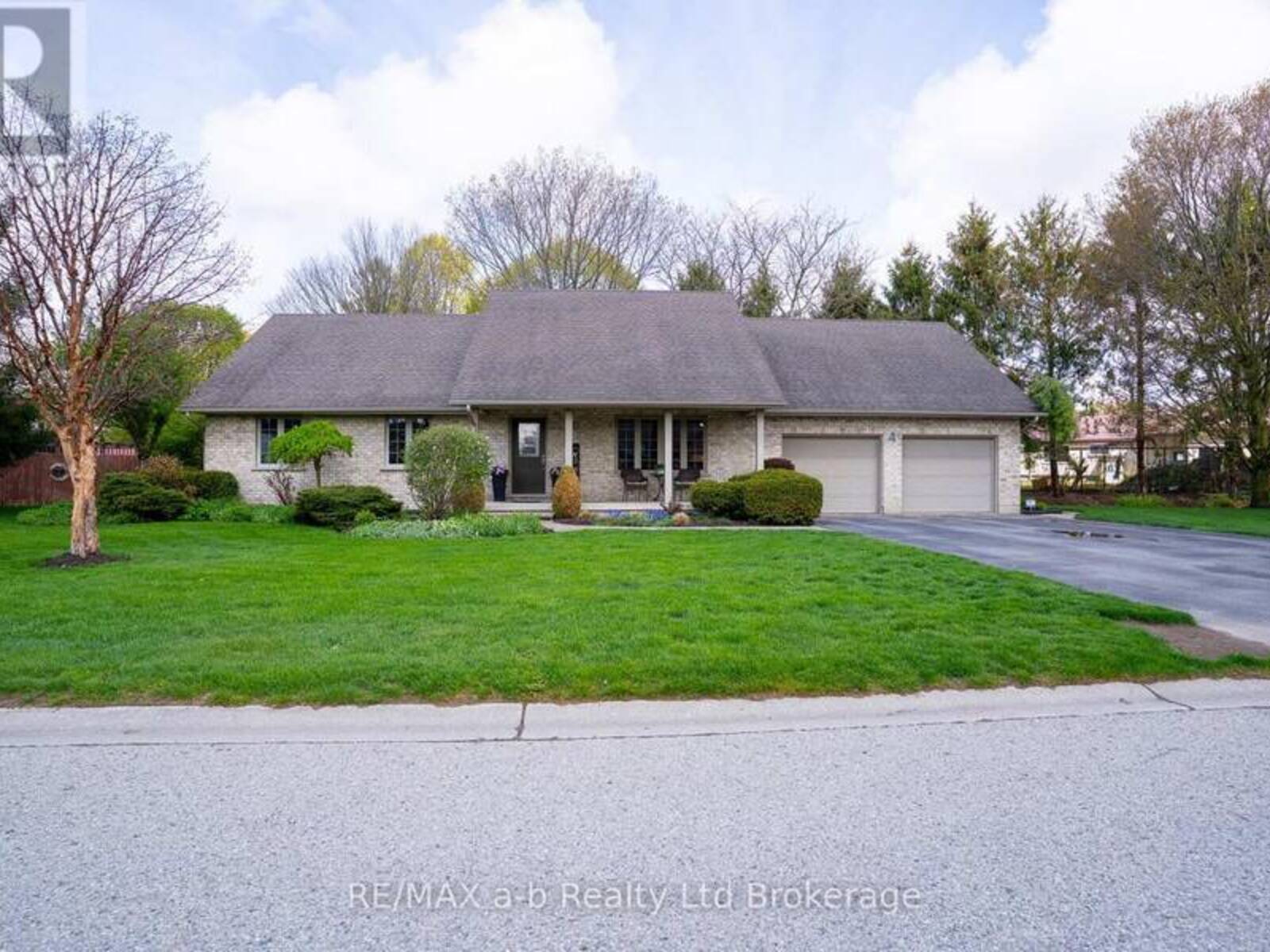 4 OTTERVIEW DRIVE, Norwich, Ontario N0J 1R0