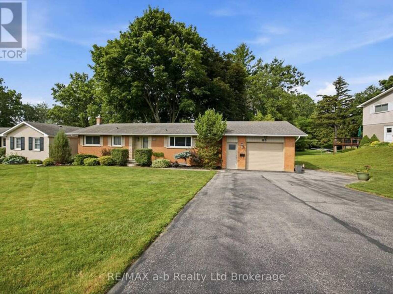 88 HILLSIDE AVENUE, Delhi, Ontario N4B 1Y3