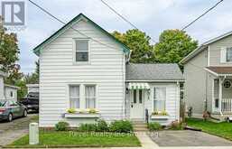 17 DOVER STREET | Woodstock Ontario | Slide Image Three