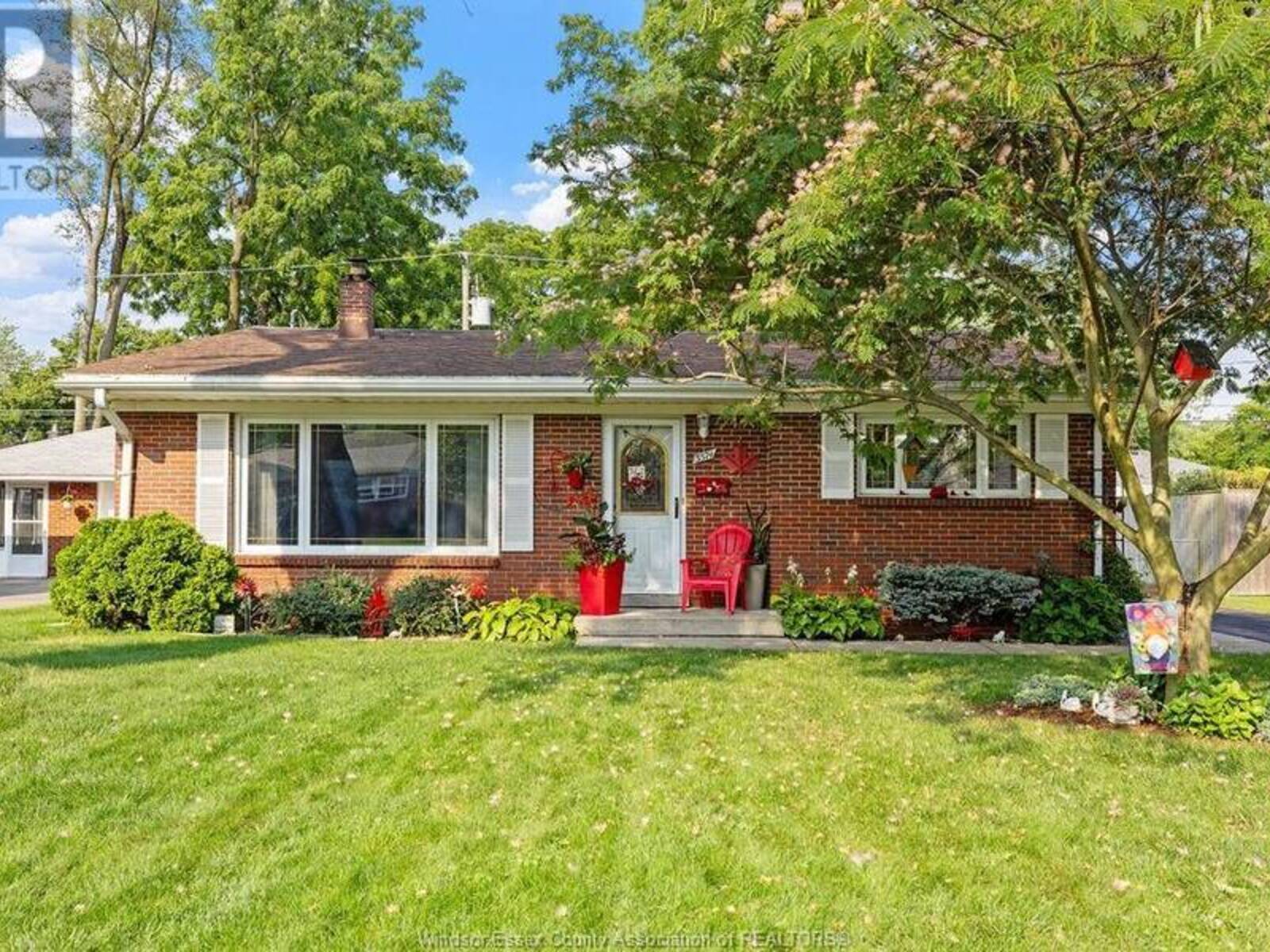 3574 WOODLAND, Windsor, Ontario N9E 1Z8