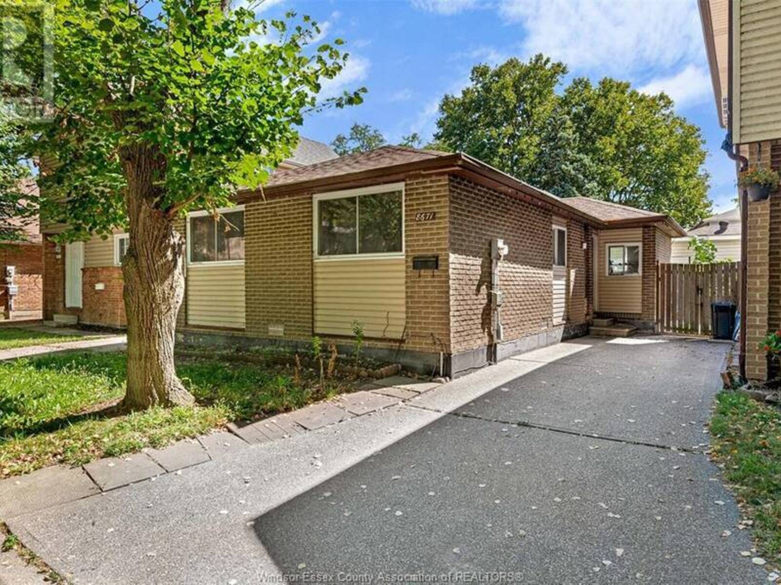 8671 DARLINGTON CRESCENT, Windsor, Ontario N8S 4M5