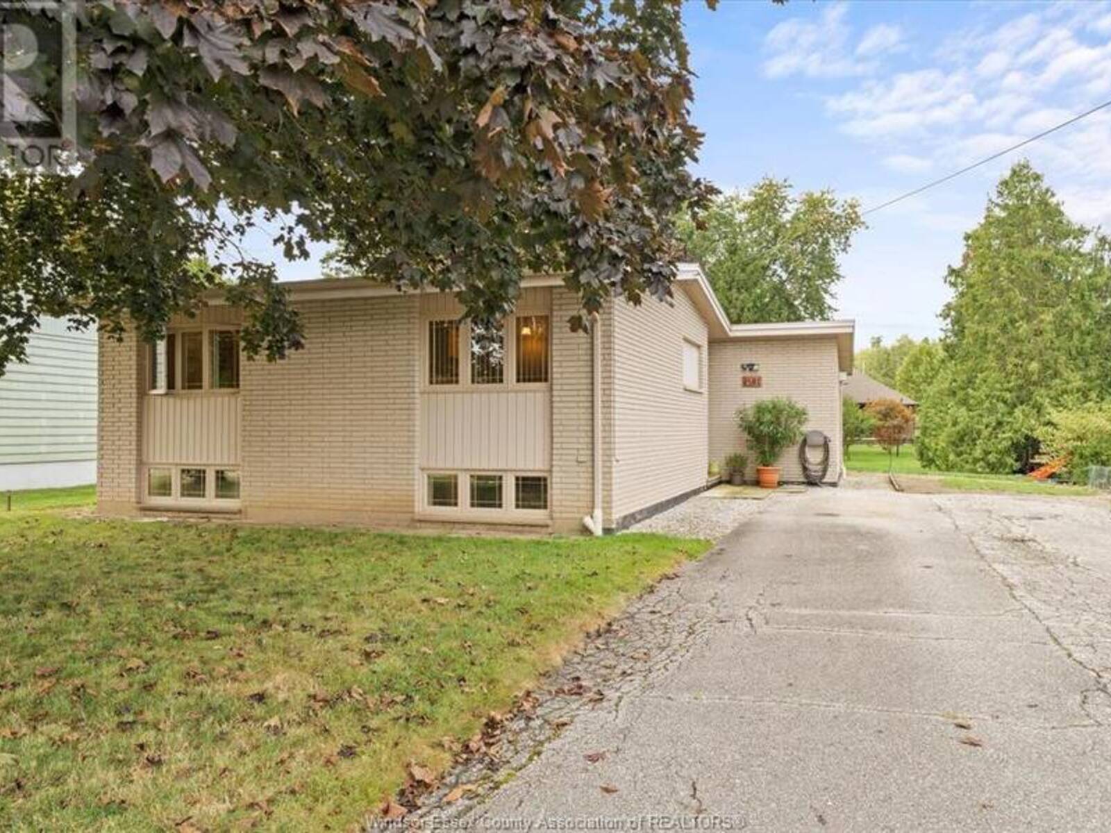 4181 ROSELAND DRIVE West, Windsor, Ontario N9G 2A1