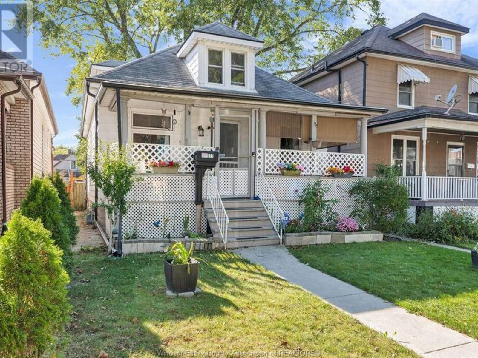 877 HALL AVENUE, Windsor, Ontario N9A 2M2