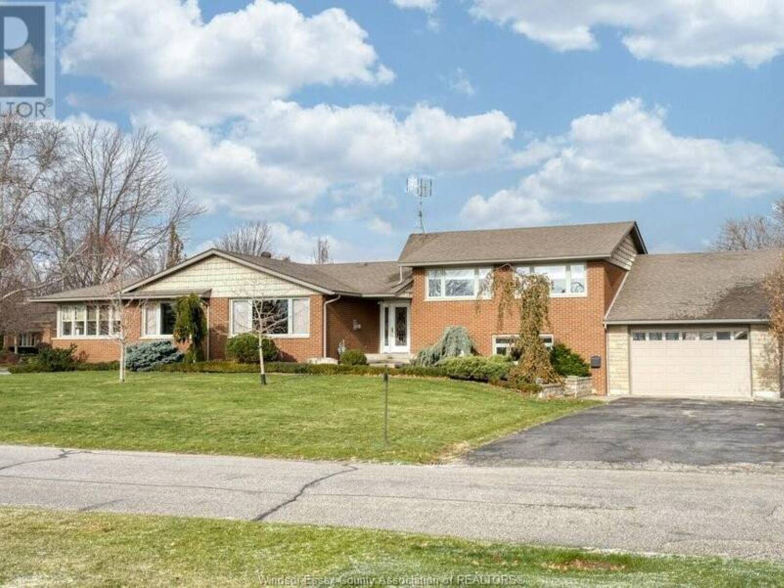 3 BETH, Leamington, Ontario N8H 3Z8