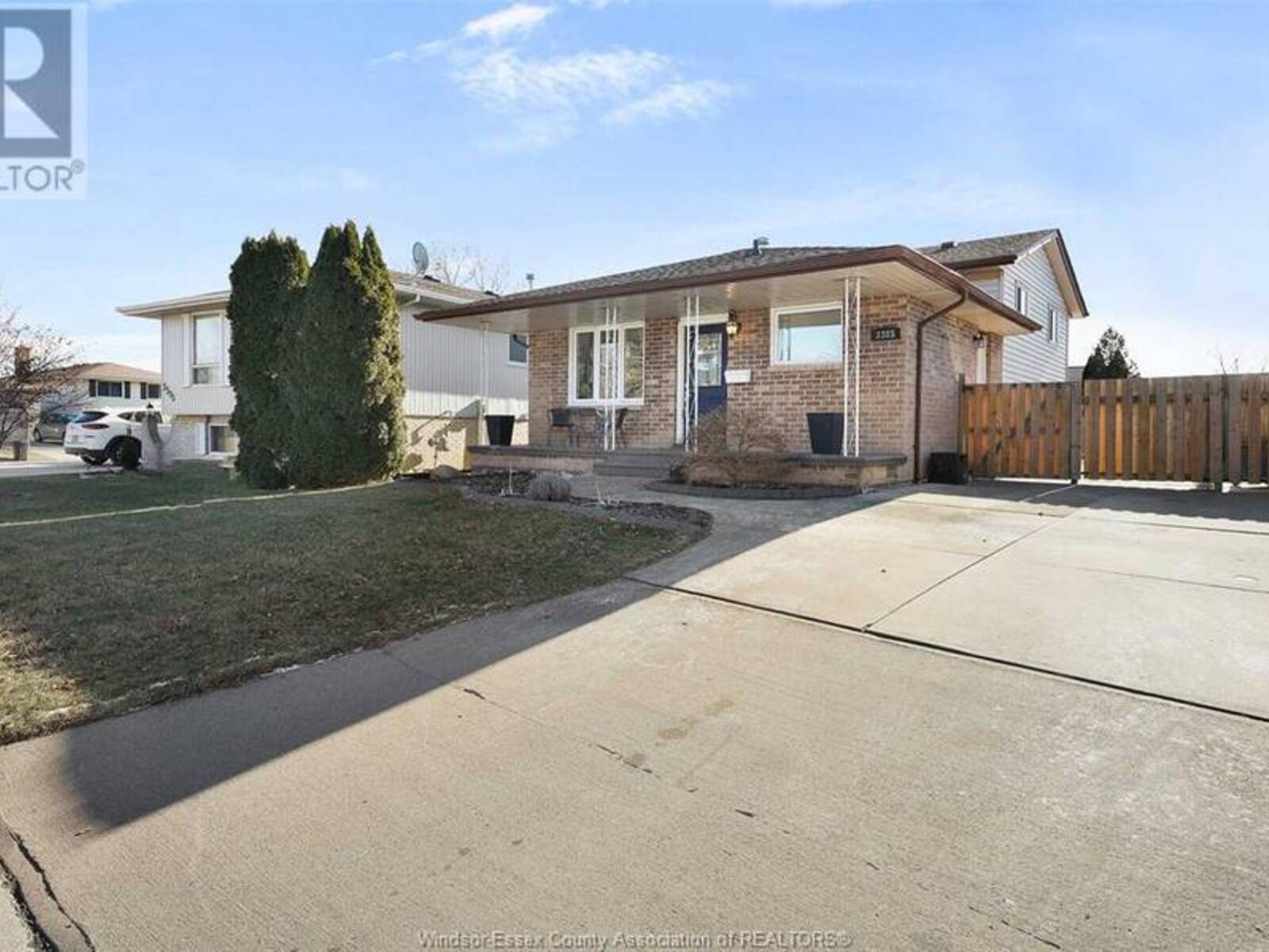 3385 DOLPHIN, Windsor, Ontario N8R 2G7