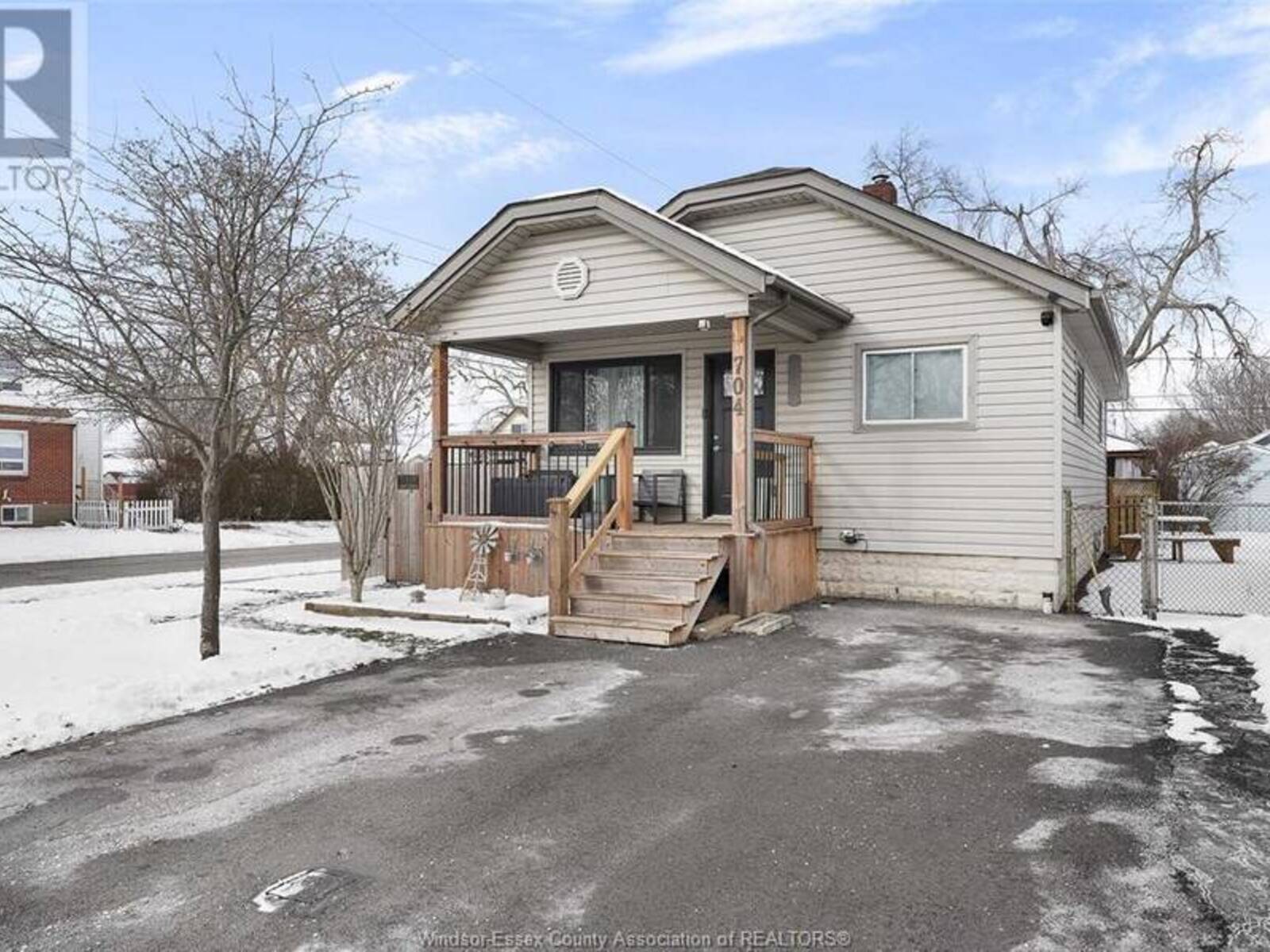 704 STANLEY, Windsor, Ontario N8X 3B5