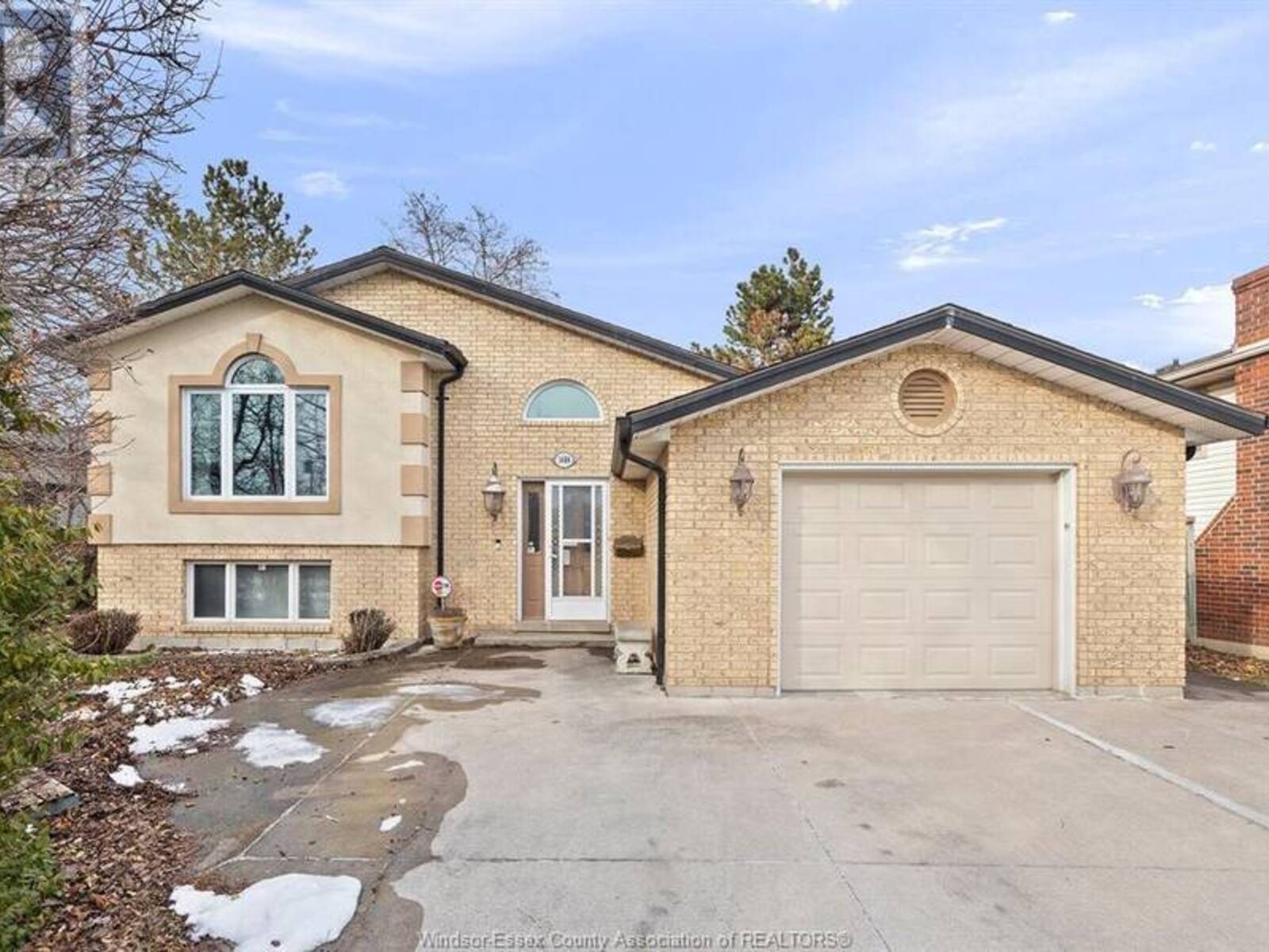 1484 SUGARWOOD CRESCENT, LaSalle, Ontario N9H 2H5