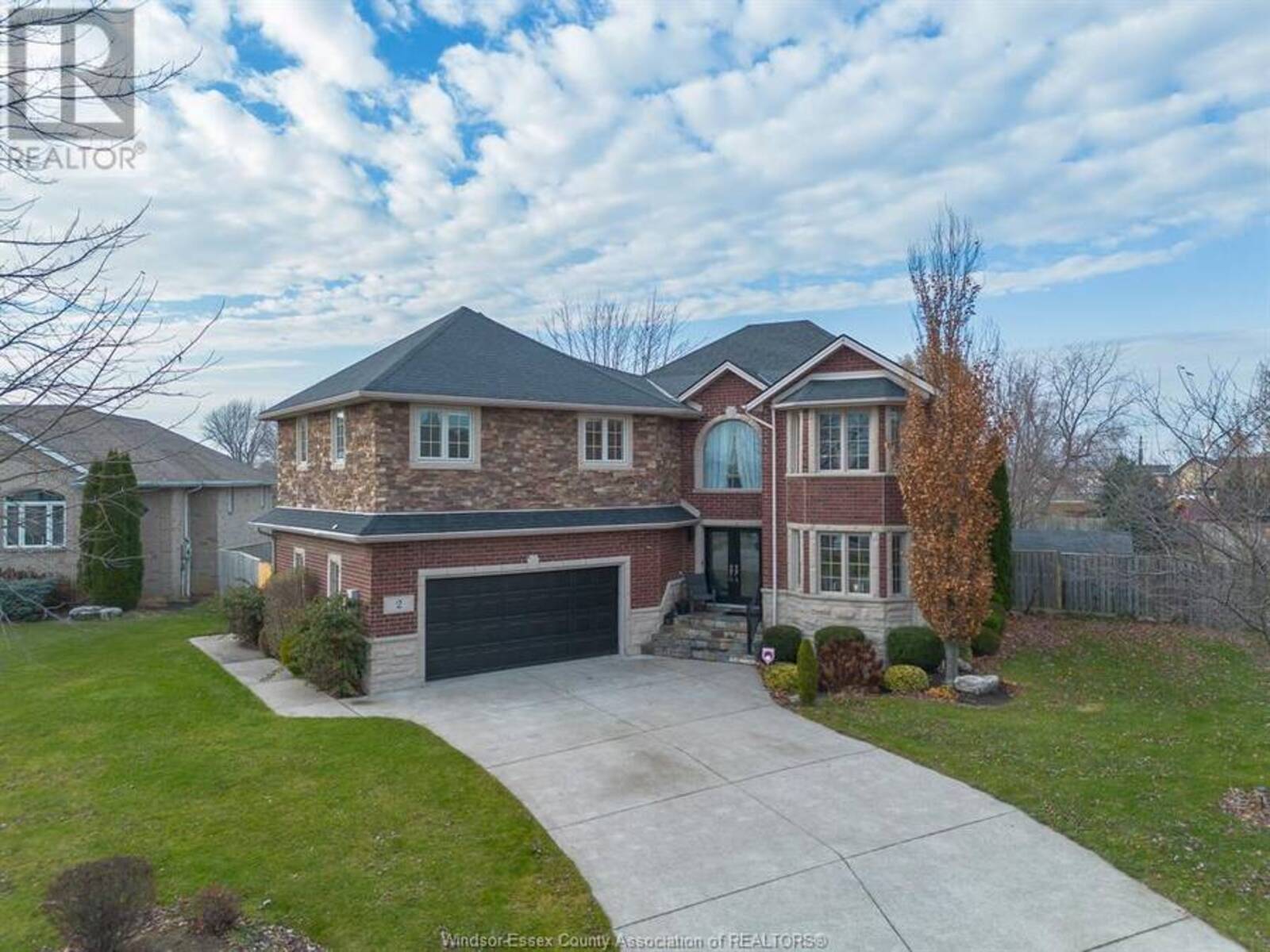 2 GOSLIN COURT, Leamington, Ontario N8H 5L4