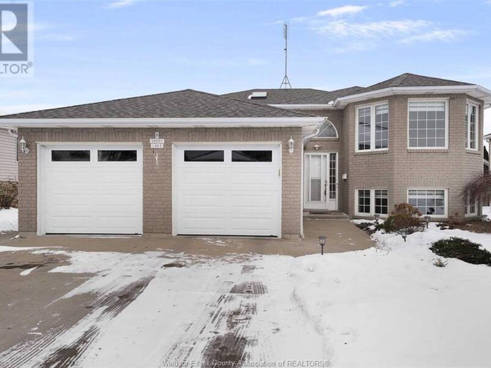 9 SANDY LAKE DRIVE, Leamington, Ontario N8H 5J1