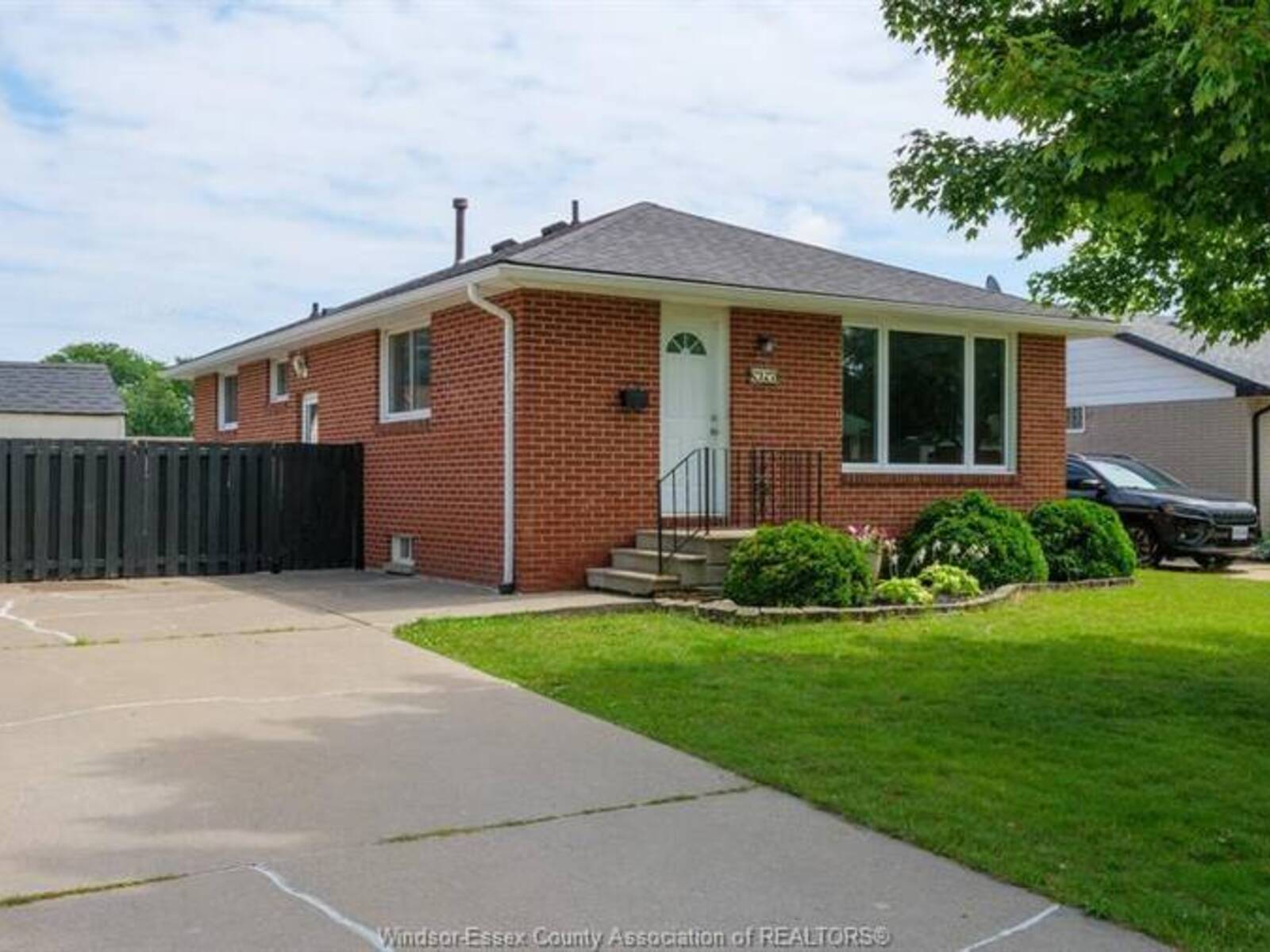 5056 COLBOURNE DRIVE, Windsor, Ontario N8T 1T8