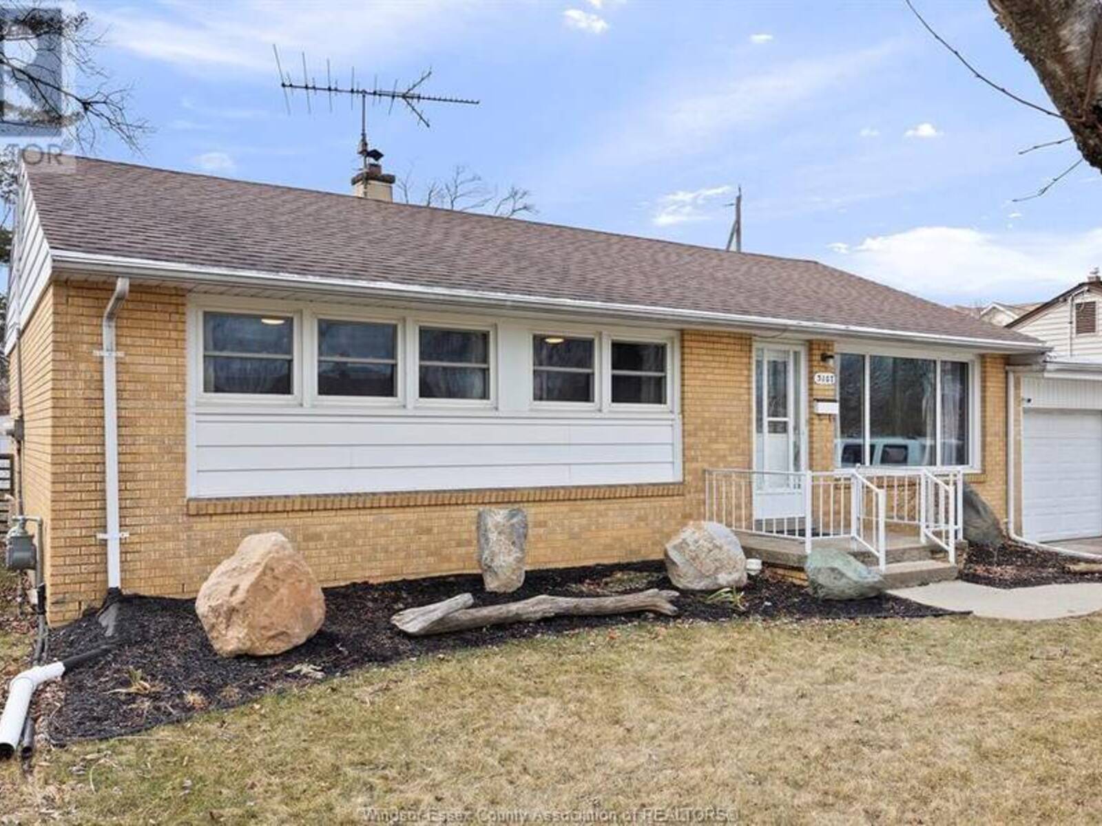 3107 EVERTS, Windsor, Ontario N9E 2V4