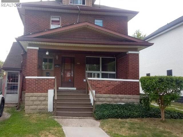 427 GLADSTONE AVENUE Windsor Ontario, N9A 2P8 - 4 Bedrooms Waterfront Home For sale