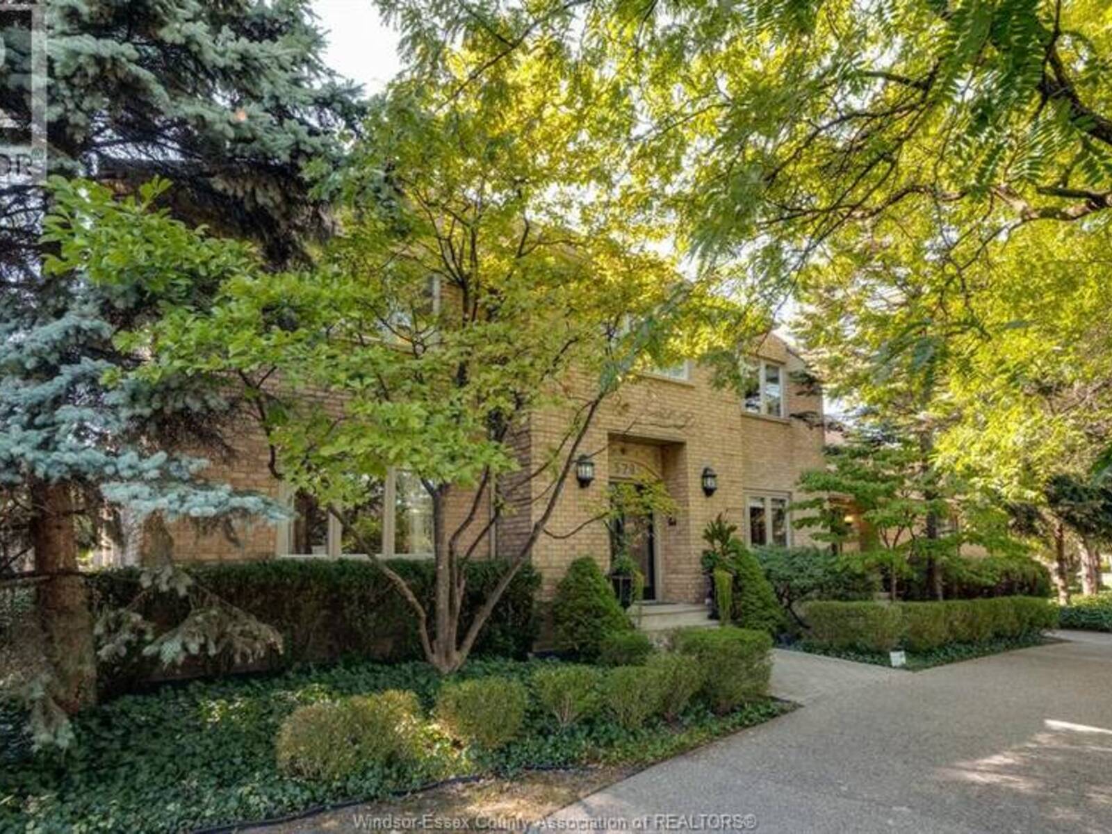 379 ELMGROVE DRIVE, Windsor, Ontario N8N 4H2
