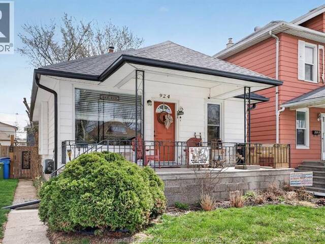 924 MARENTETTE AVENUE Windsor Ontario, N9A 2A3 - 3 Bedrooms Home For Sale
