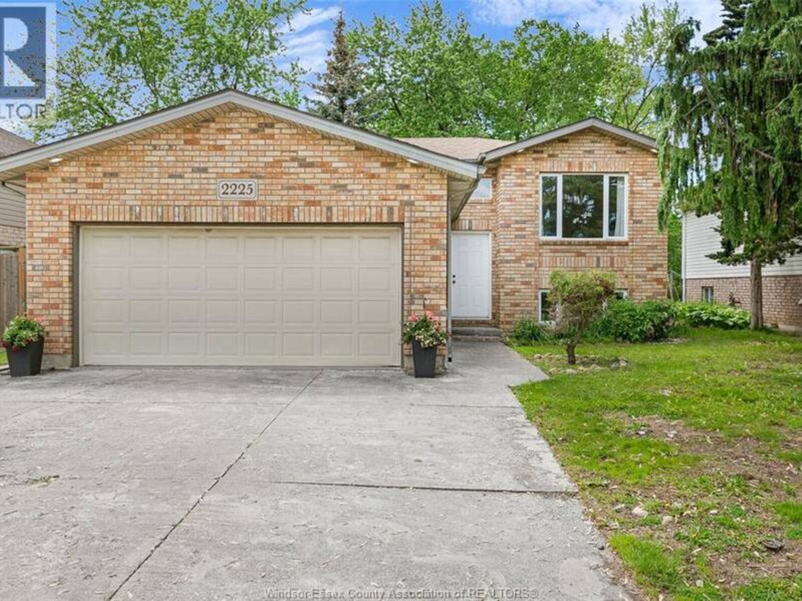 2225 LONGFELLOW AVENUE, Windsor, Ontario N9B 3J7