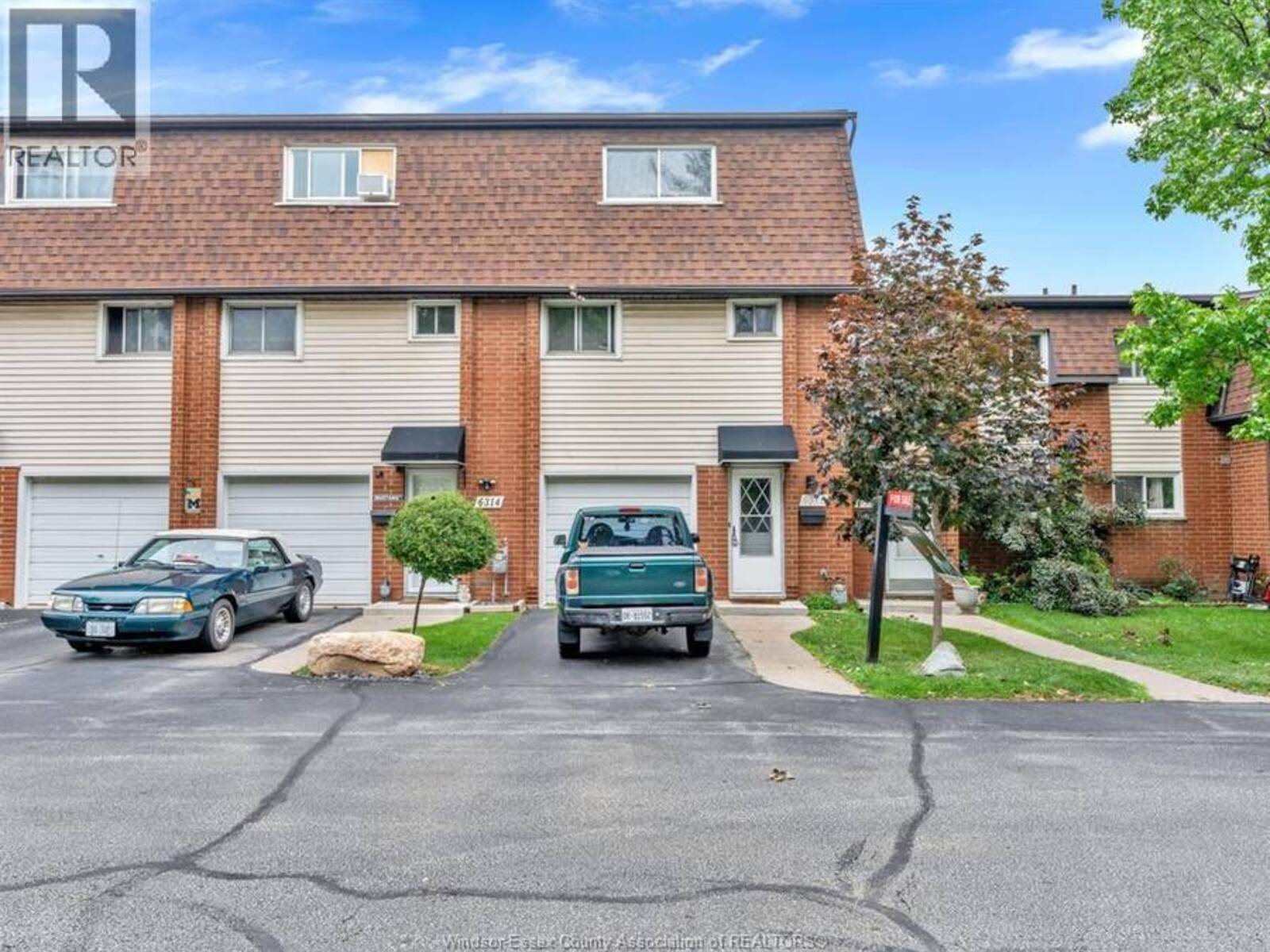 6312 THORNBERRY, Windsor, Ontario N8T 3A2