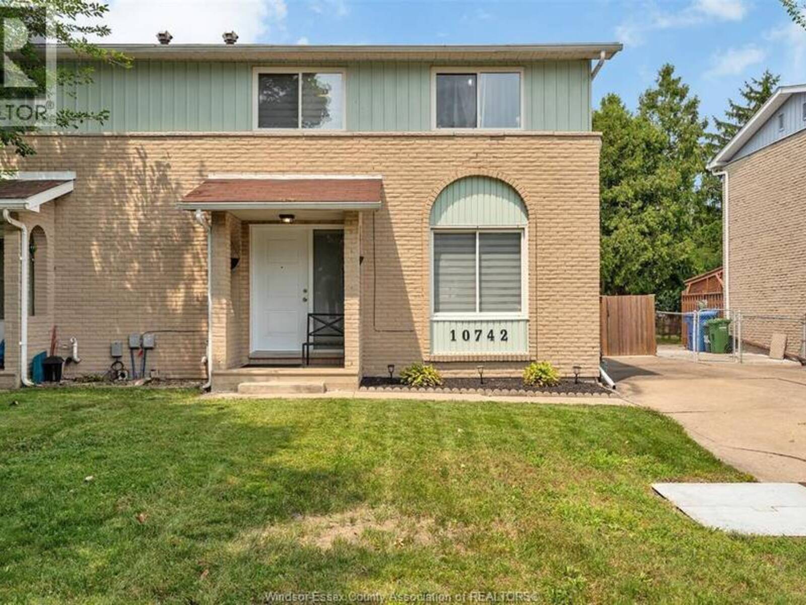 10742 ATWATER, Windsor, Ontario N8R 1N6