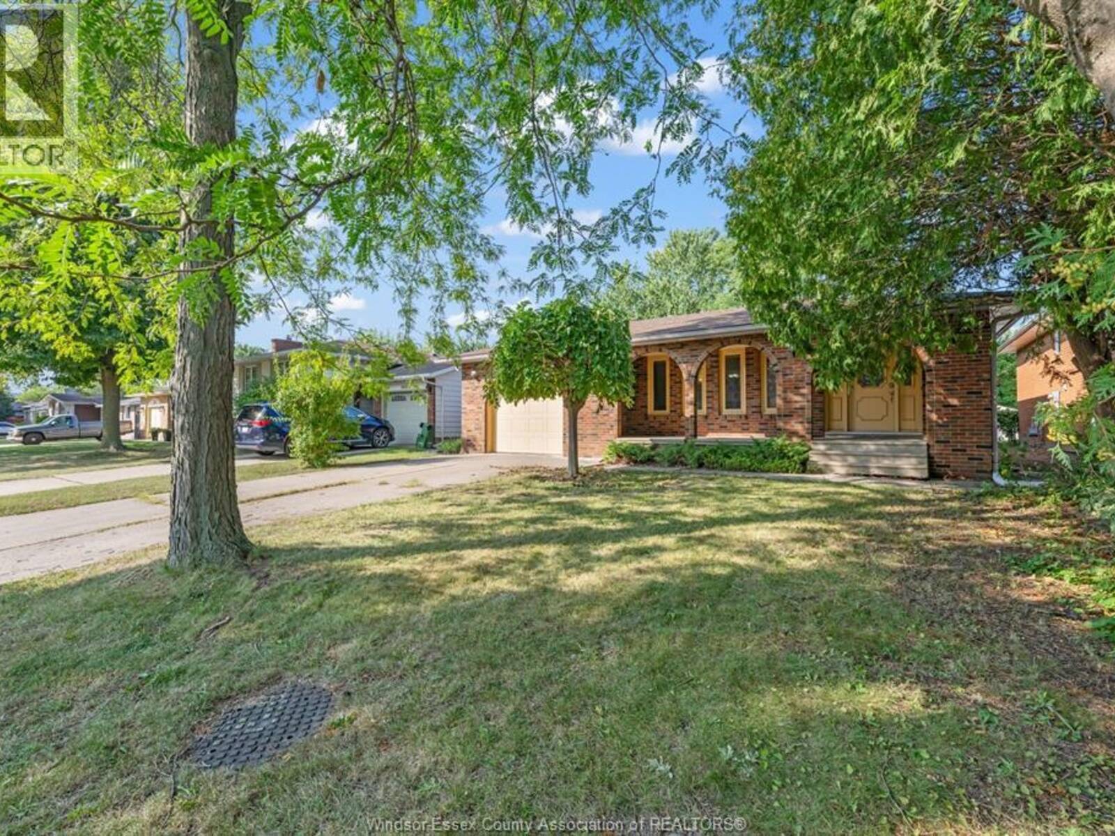 3003 REGIS AVENUE, Windsor, Ontario N8R 1T7