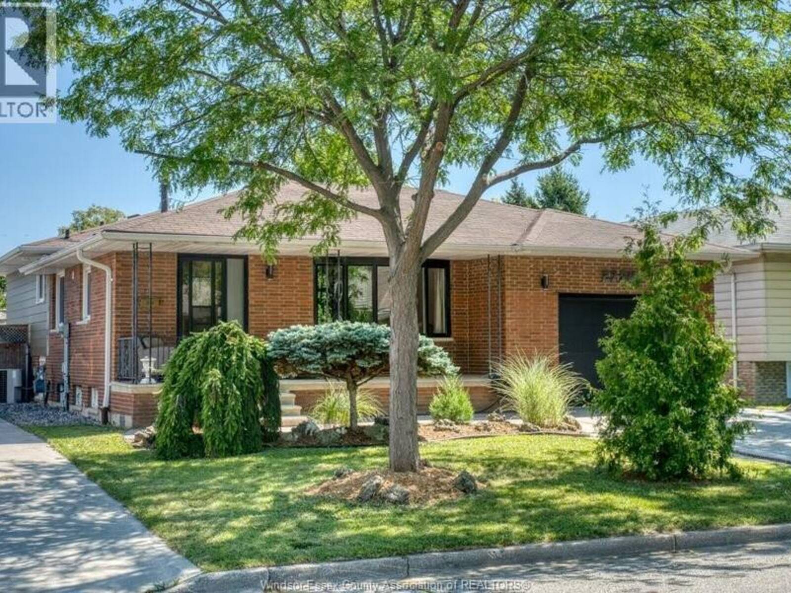 2954 RUSHTON, Windsor, Ontario N8R 1M4