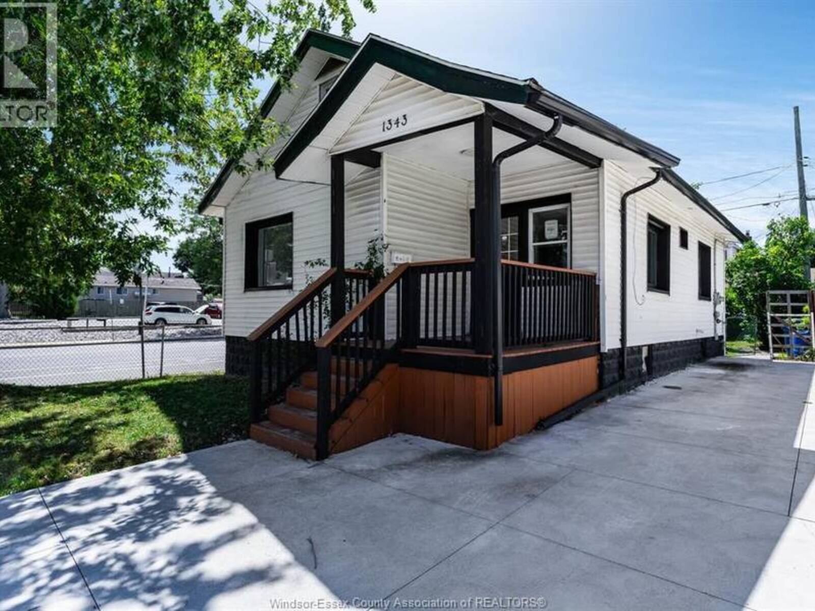 1343 Lillian, Windsor, Ontario N8X 4A4
