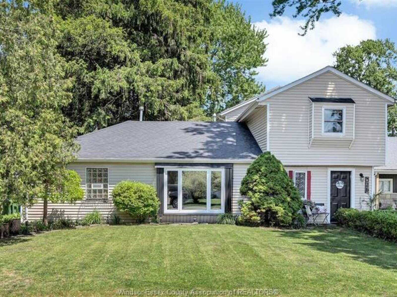 326 CORONADO, Tecumseh, Ontario N8N 2E4