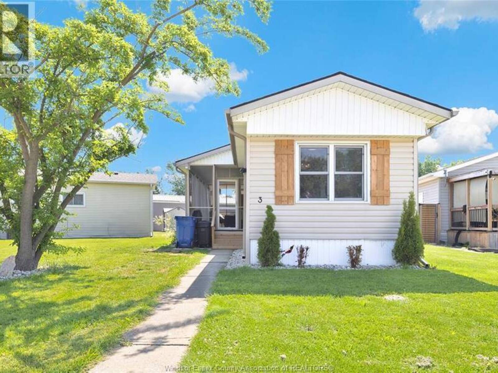 3 LILAC, Essex, Ontario N0R 1J0