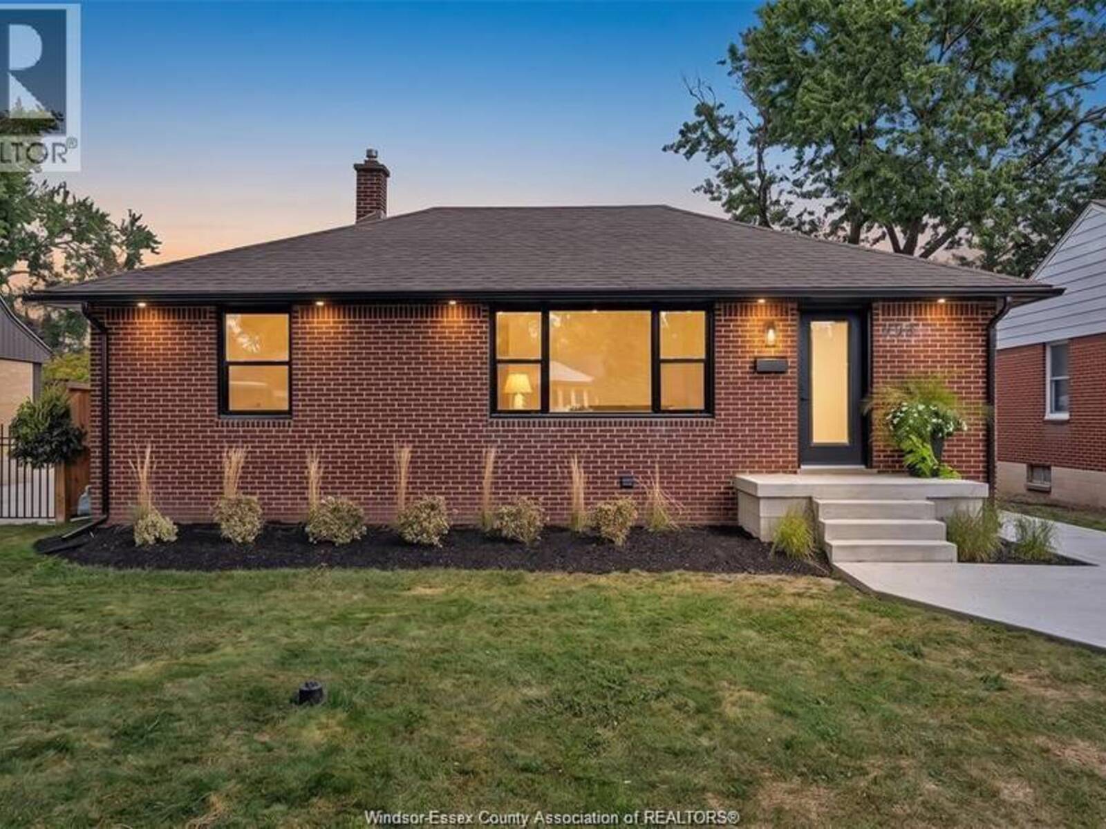 994 ISABELLE, Windsor, Ontario N8S 3B2