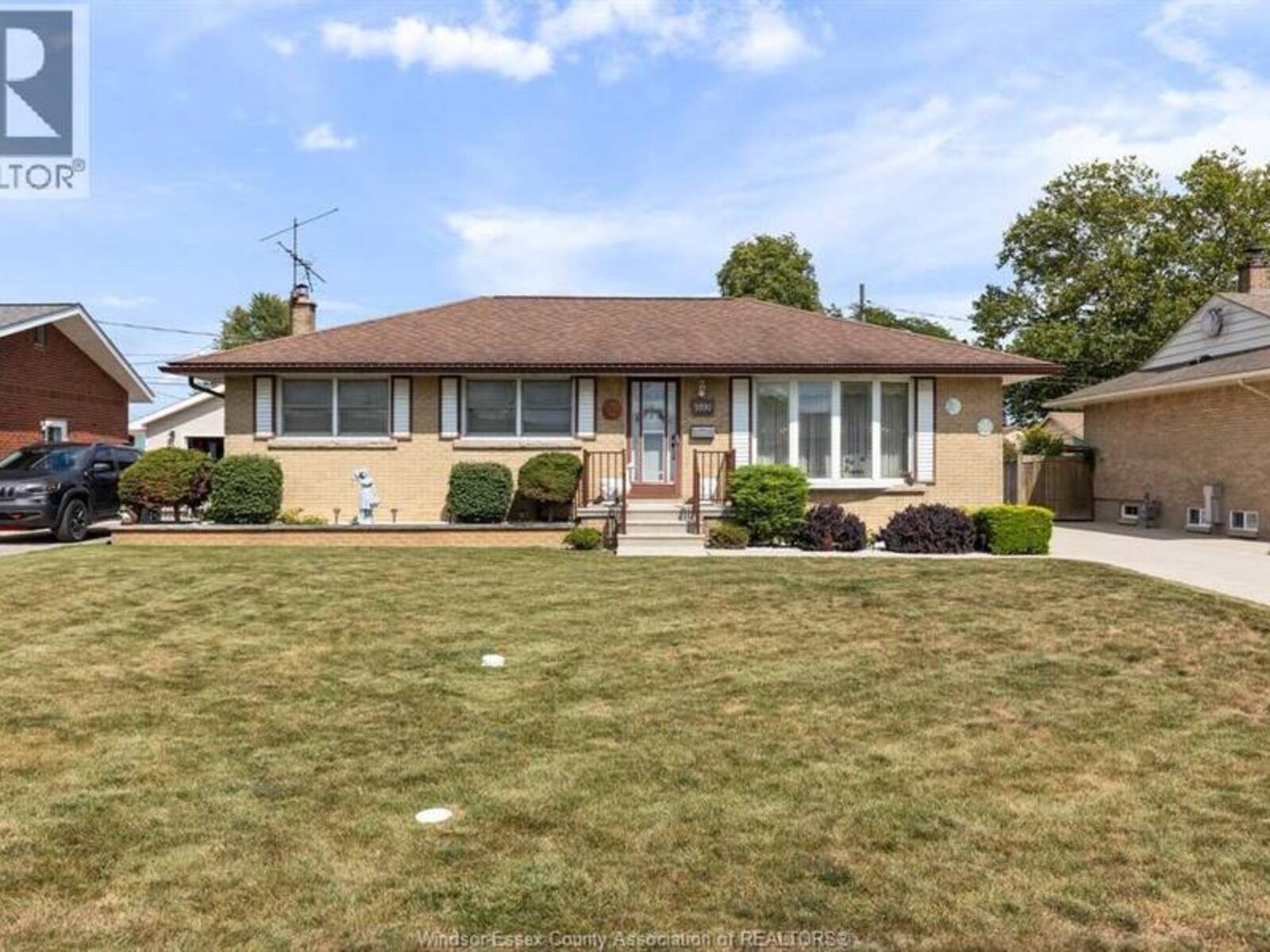 3890 AVON, Windsor, Ontario N9G 2E3