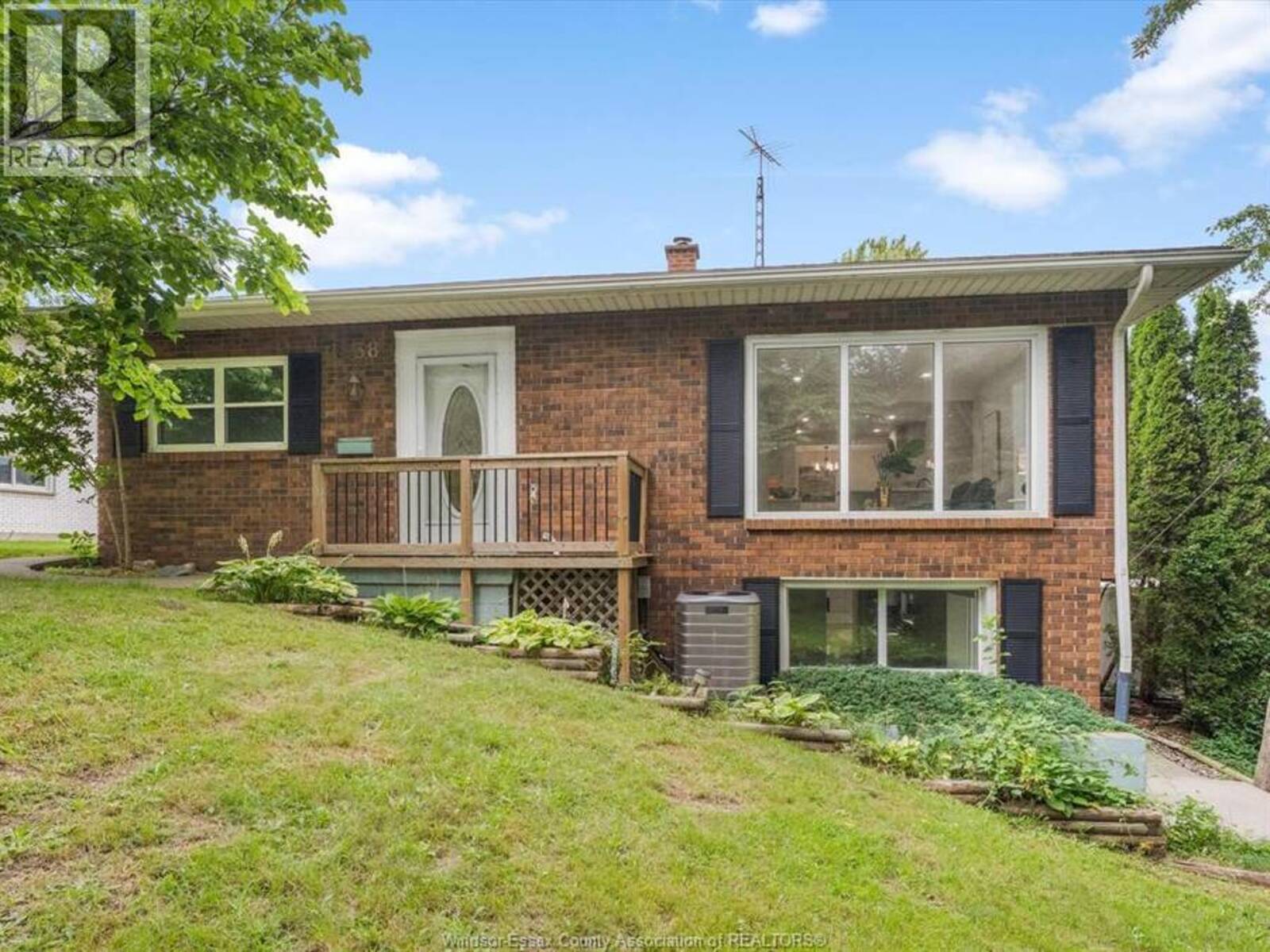 1838 SEACLIFF DRIVE, Kingsville, Ontario N9Y 2M6