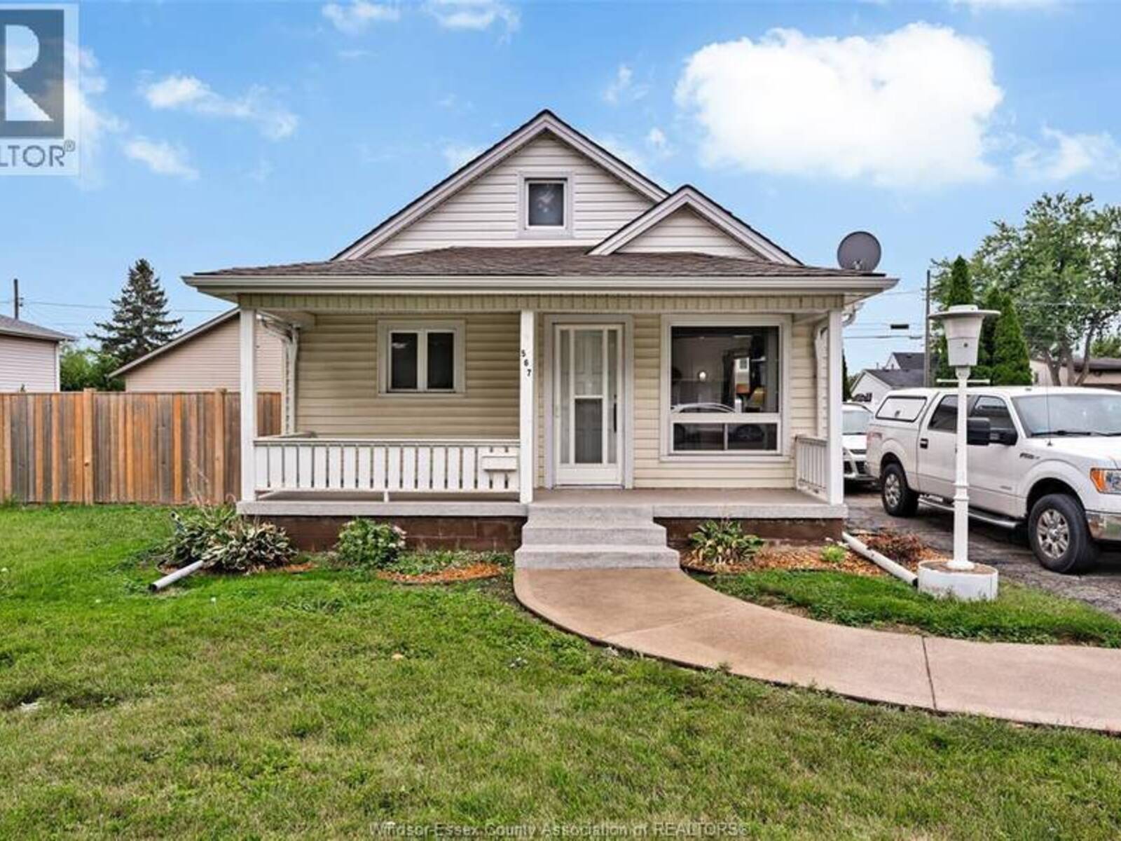567 EDINBOROUGH, Windsor, Ontario N8X 3C5