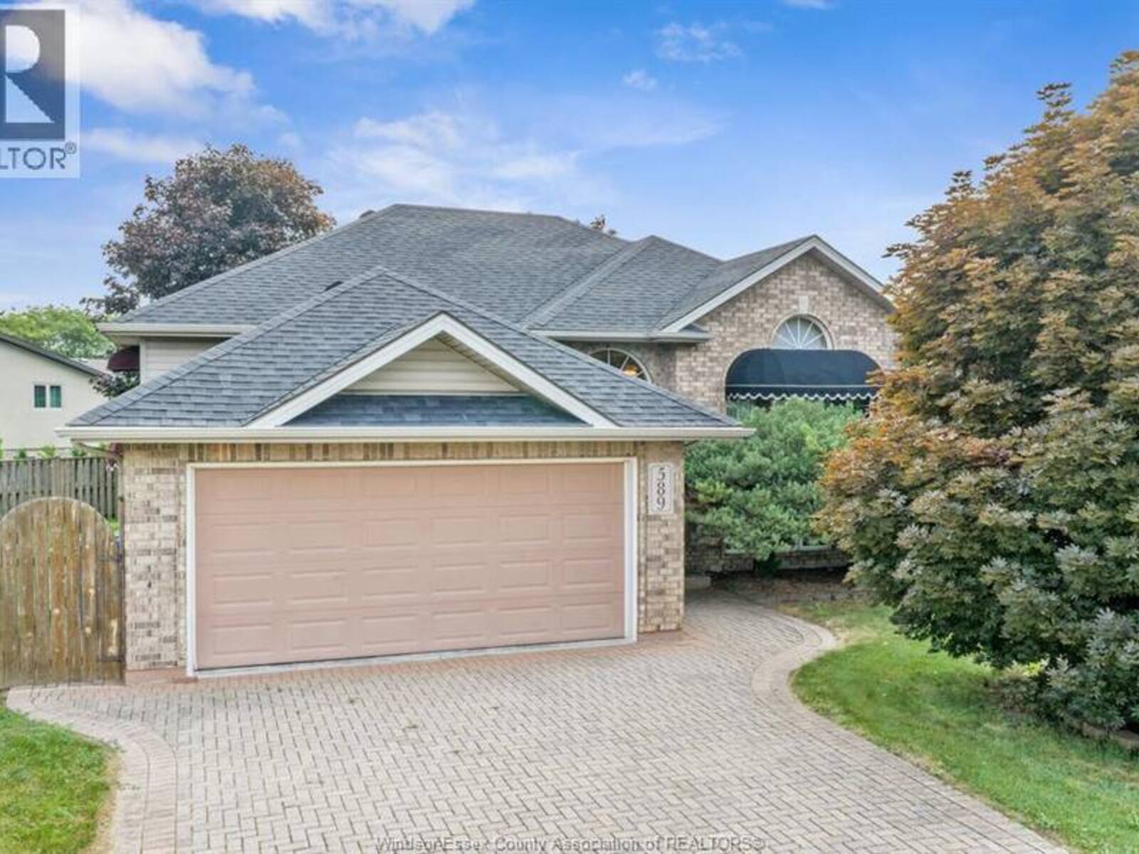 589 OLCOTT AVENUE, LaSalle, Ontario N9J 3M4