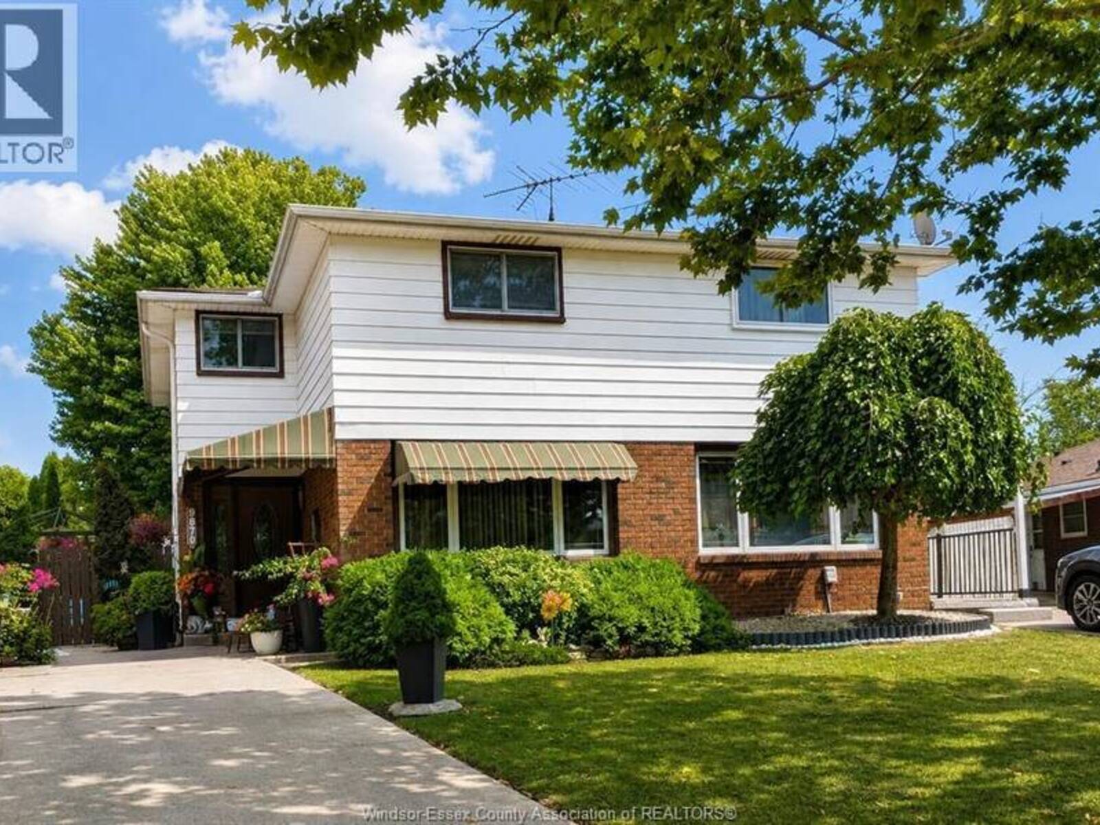 9870 LYNNGROVE, Windsor, Ontario N8R 1B9