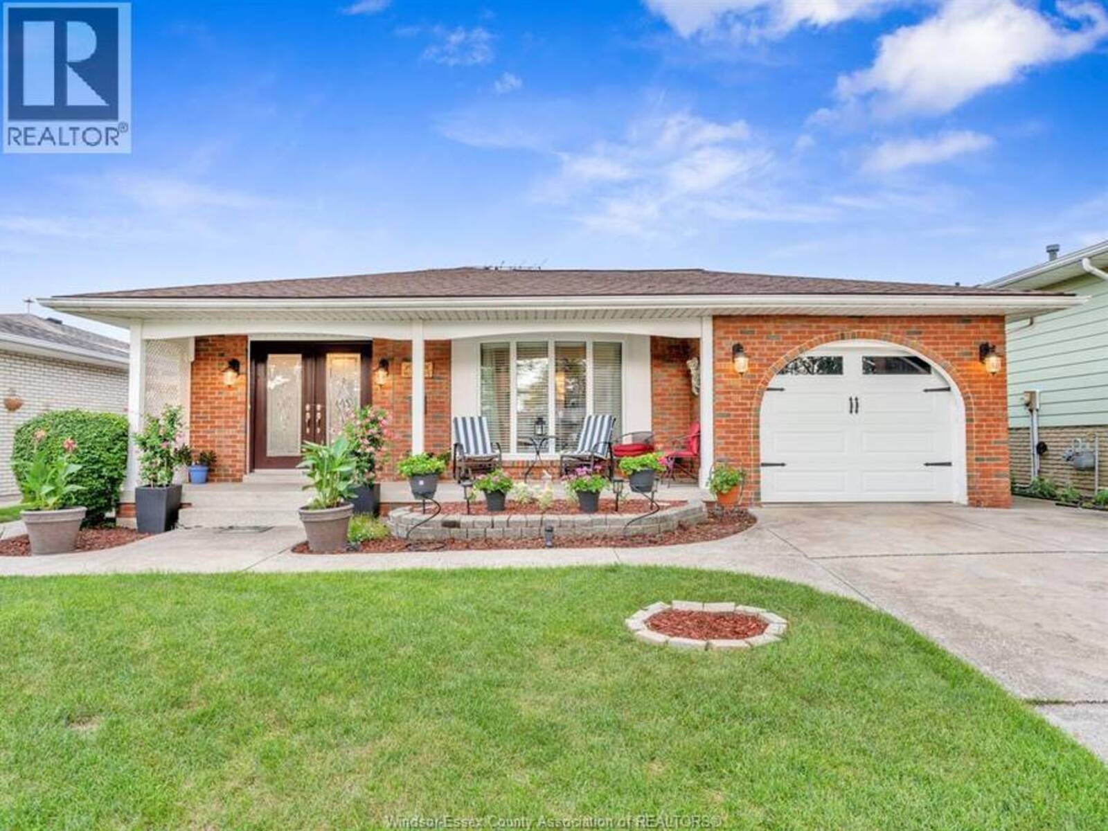 9975 HOLLY CRESCENT, Windsor, Ontario N8R 1Y6