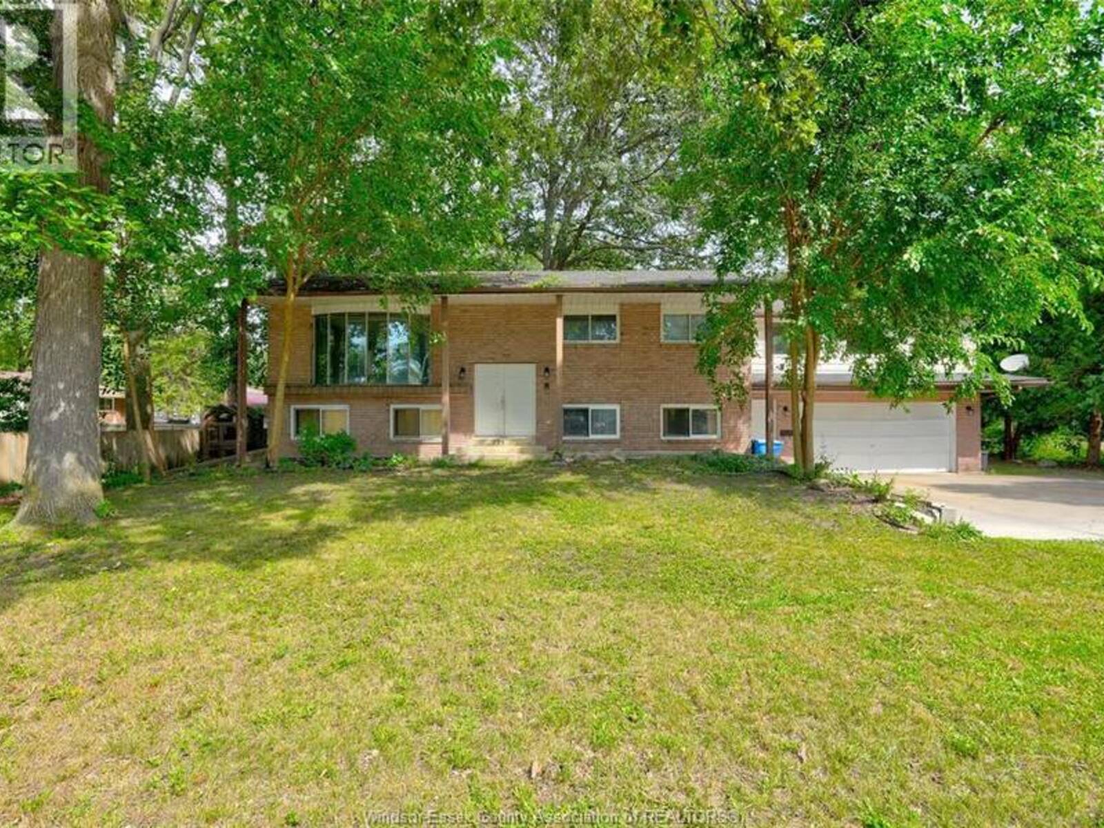 725 MAPLE AVENUE, LaSalle, Ontario N9J 2P5