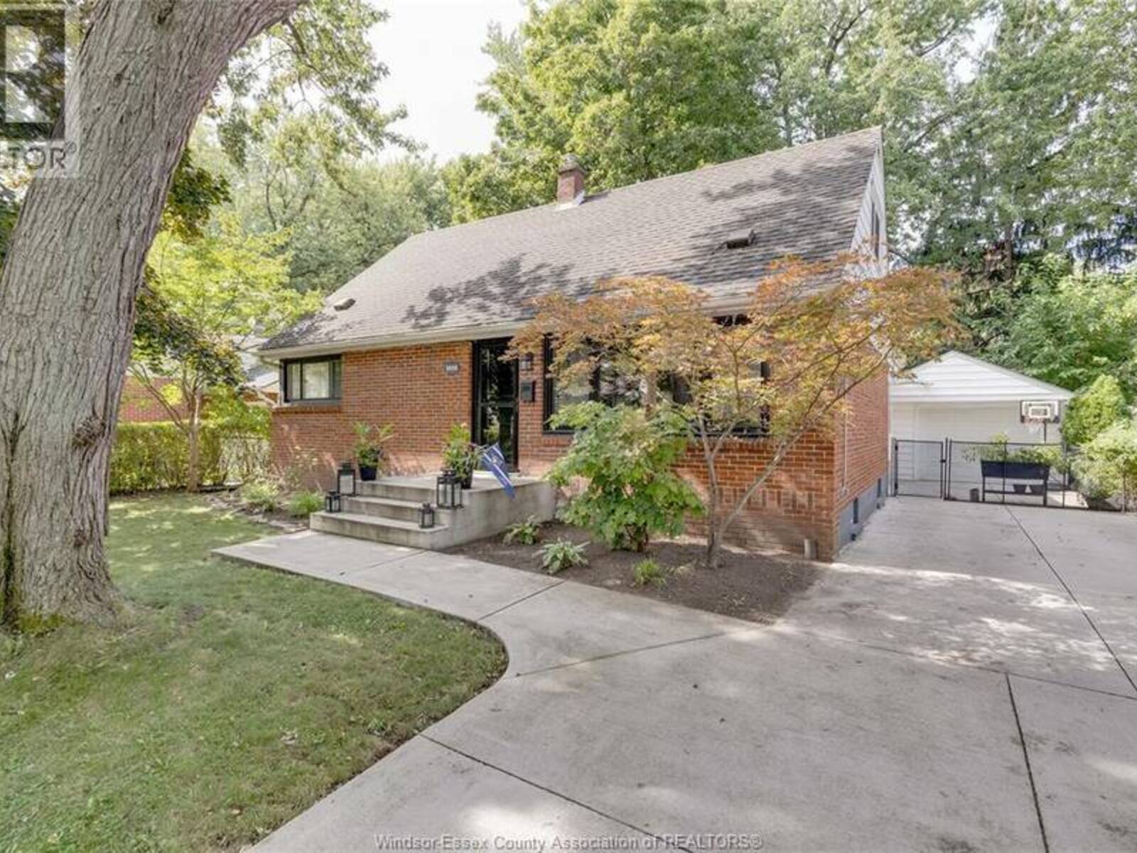 3035 RADISSON AVENUE, Windsor, Ontario N9E 1Y4