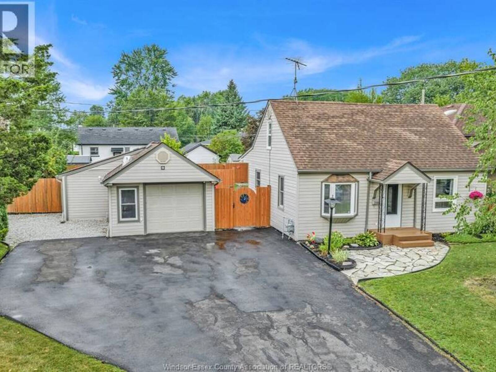 2583 BERNARD, Windsor, Ontario N8W 4S3