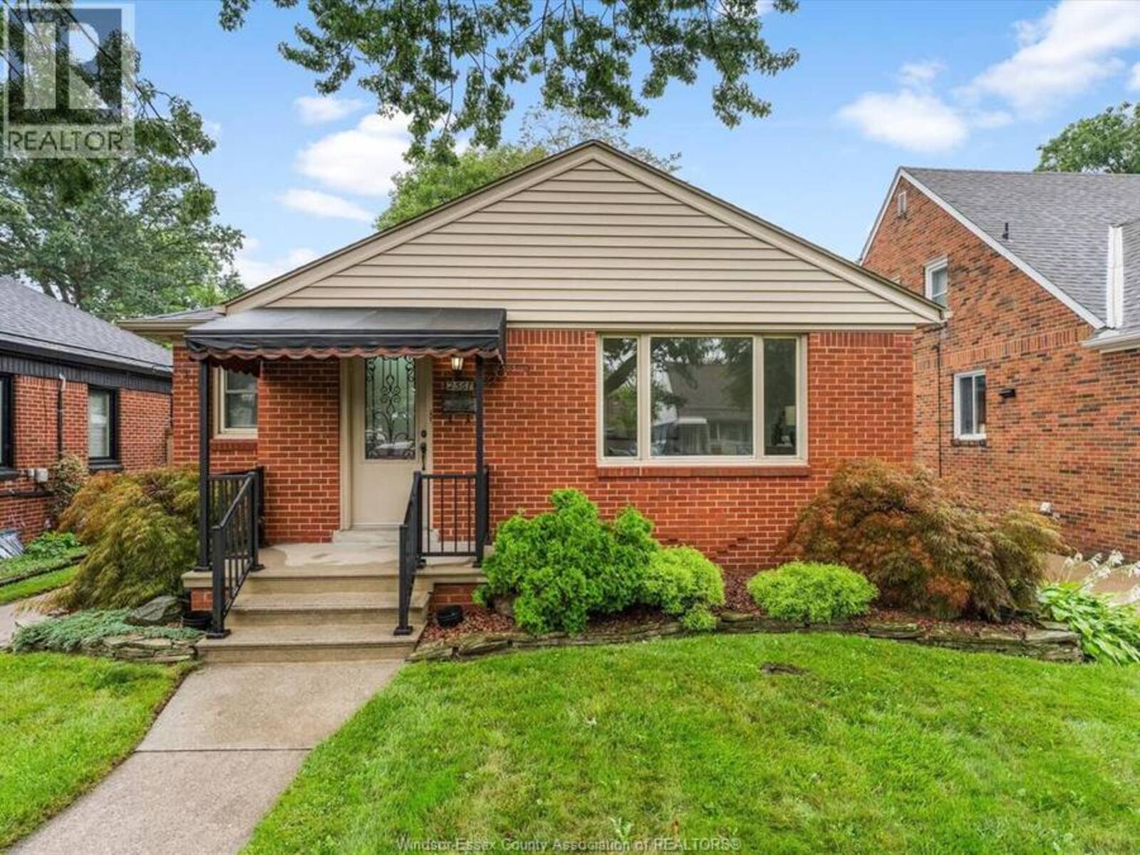 2567 WINDERMERE, Windsor, Ontario N8W 2T5