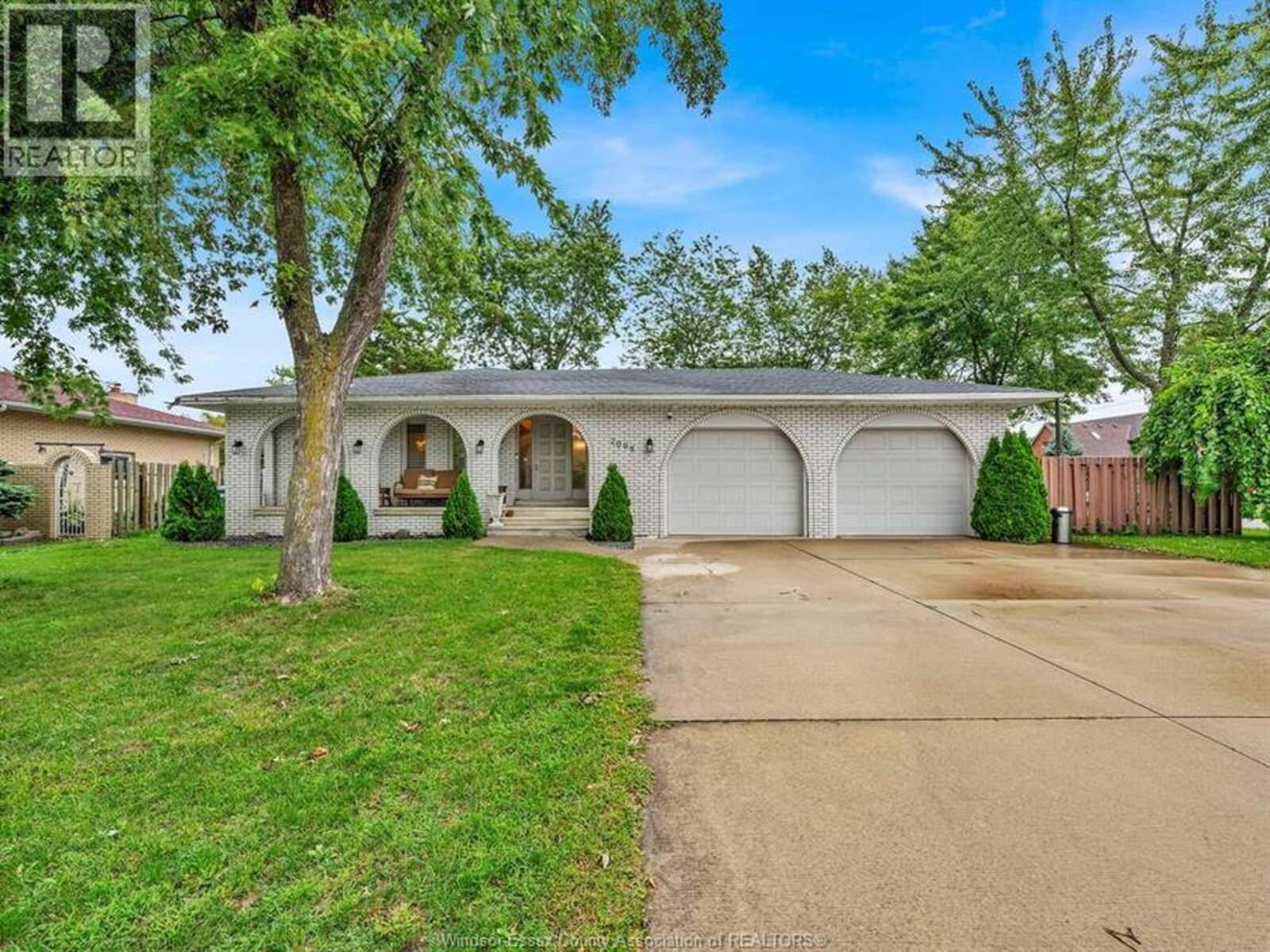 2068 Lesperance, Tecumseh, Ontario N8N 2N4