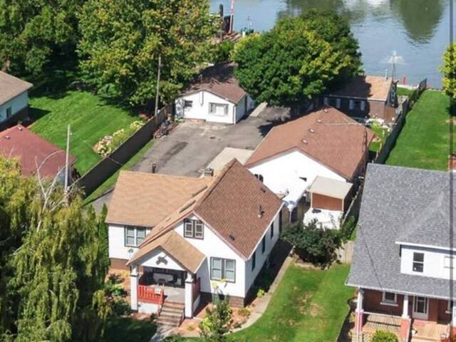 319-323 WALLACE STREET Wallaceburg Ontario, N8A 1M1 - 3 Bedrooms Waterfront Home For sale