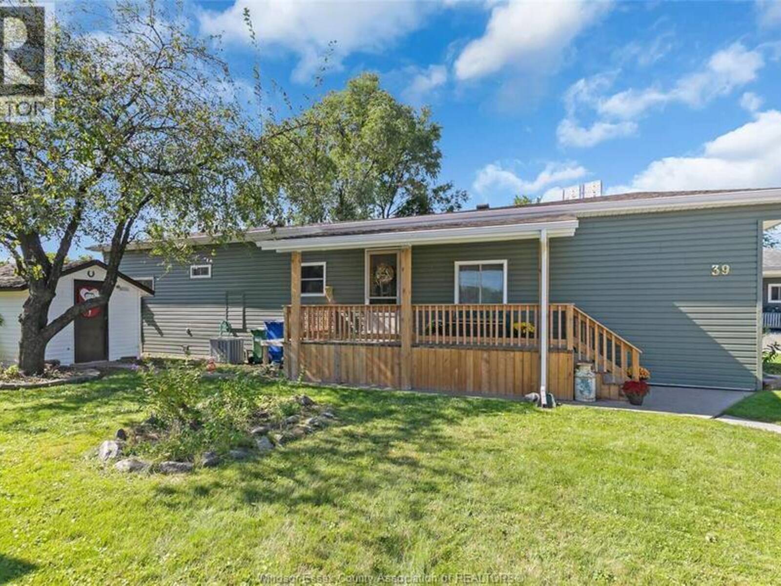 39 WILDER South, Windsor, Ontario N8N 2T1
