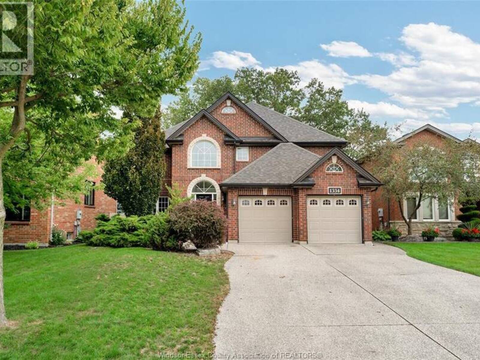 1334 LAKEVIEW, Windsor, Ontario N8P 1P1