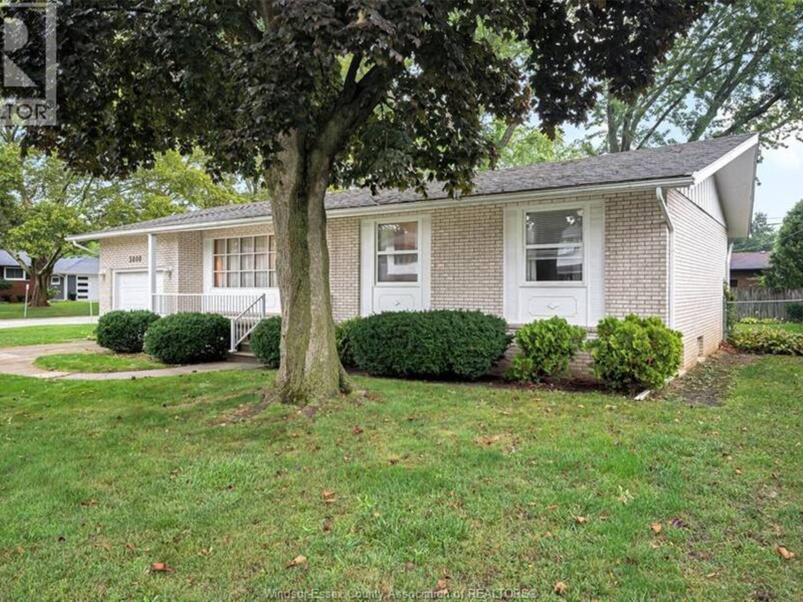 5800 CABOT AVENUE, LaSalle, Ontario N9H 1M1