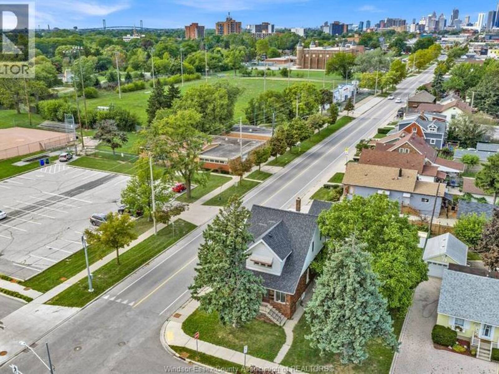 306 FOCH, Windsor, Ontario N8X 2V9