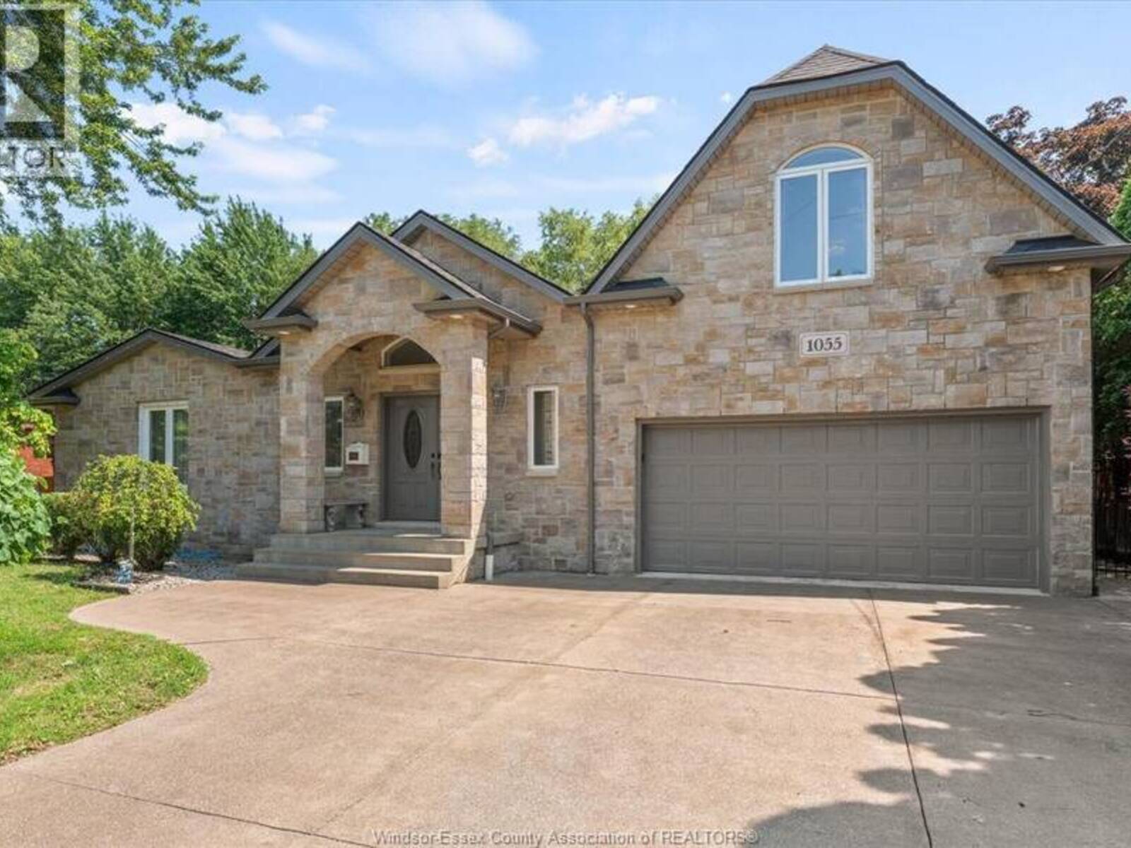 1055 ROSELAND DRIVE South, Windsor, Ontario N9G 1T9