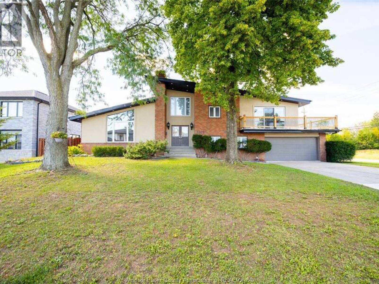 2405 ROXBOROUGH BOULEVARD, Windsor, Ontario N9E 2Z7