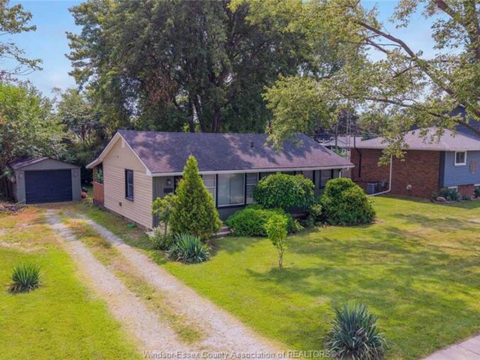 350 BOUFFARD, LaSalle, Ontario N9J 1G2