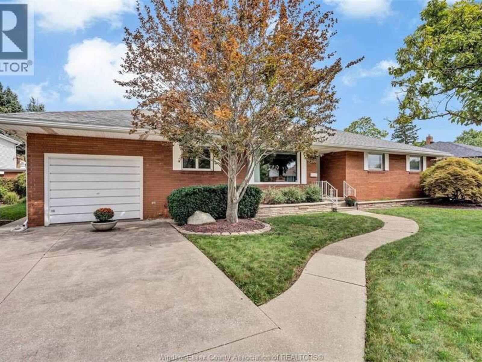 2360 LEONARD ROAD, Windsor, Ontario N8W 4L7