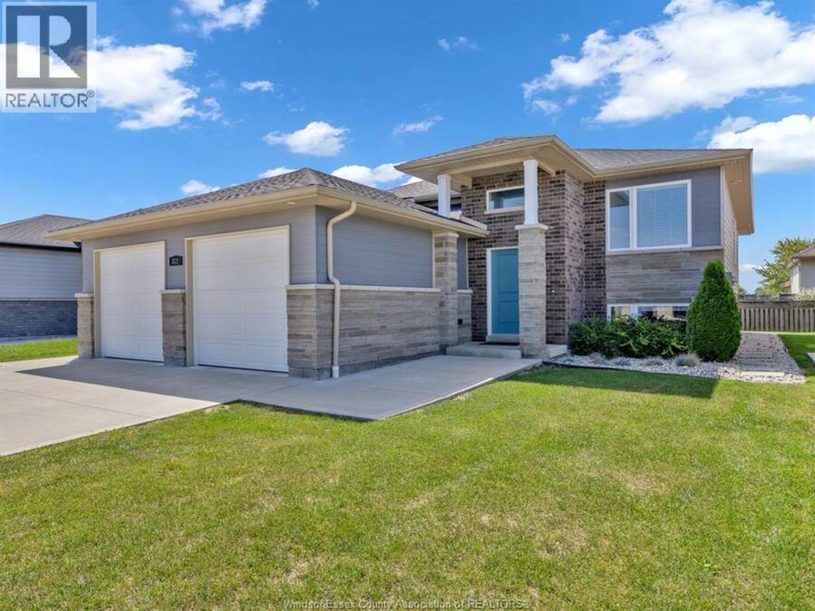 324 SWEETMAN AVENUE, Essex, Ontario N8M 2Z5