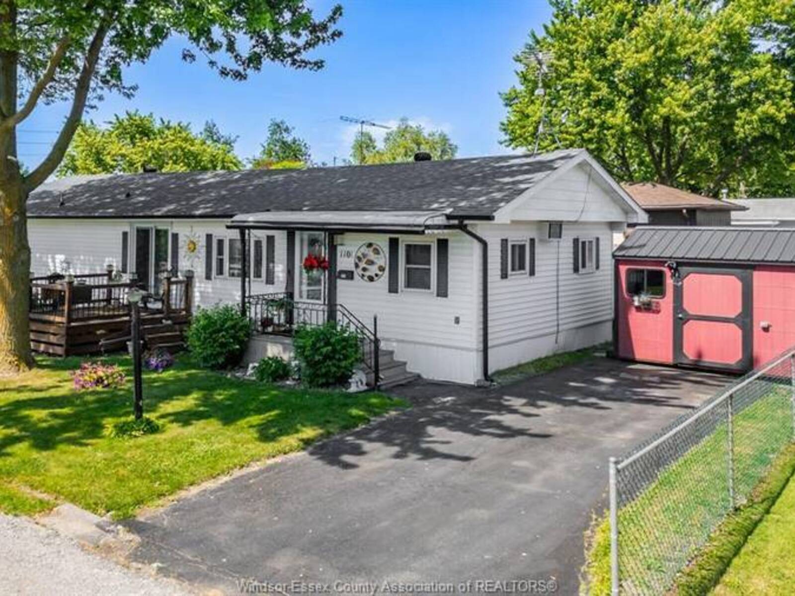 110 BROOKS BOULEVARD, Windsor, Ontario N8N 2P8