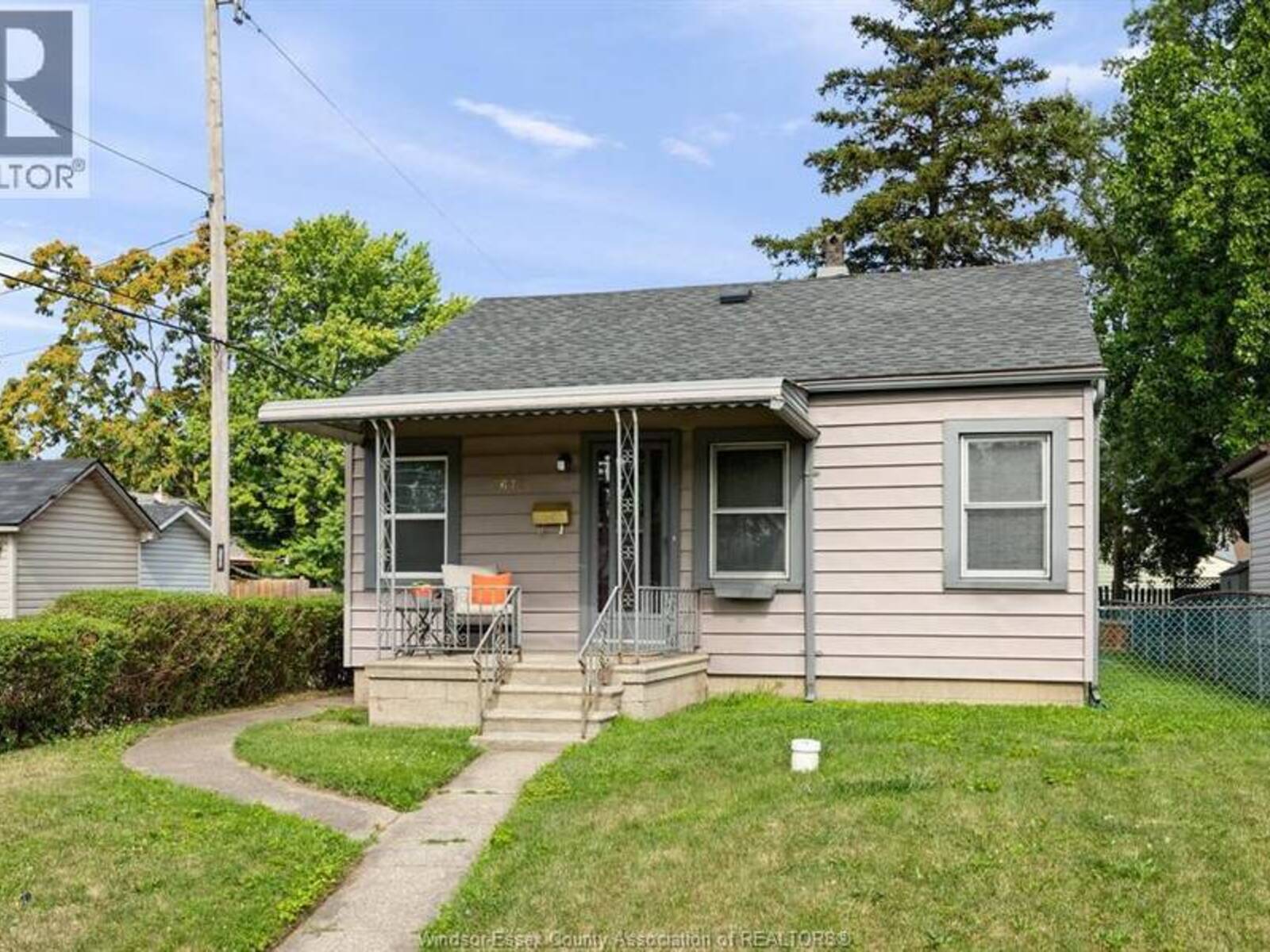 3672 Girardot, Windsor, Ontario N9C 1W5